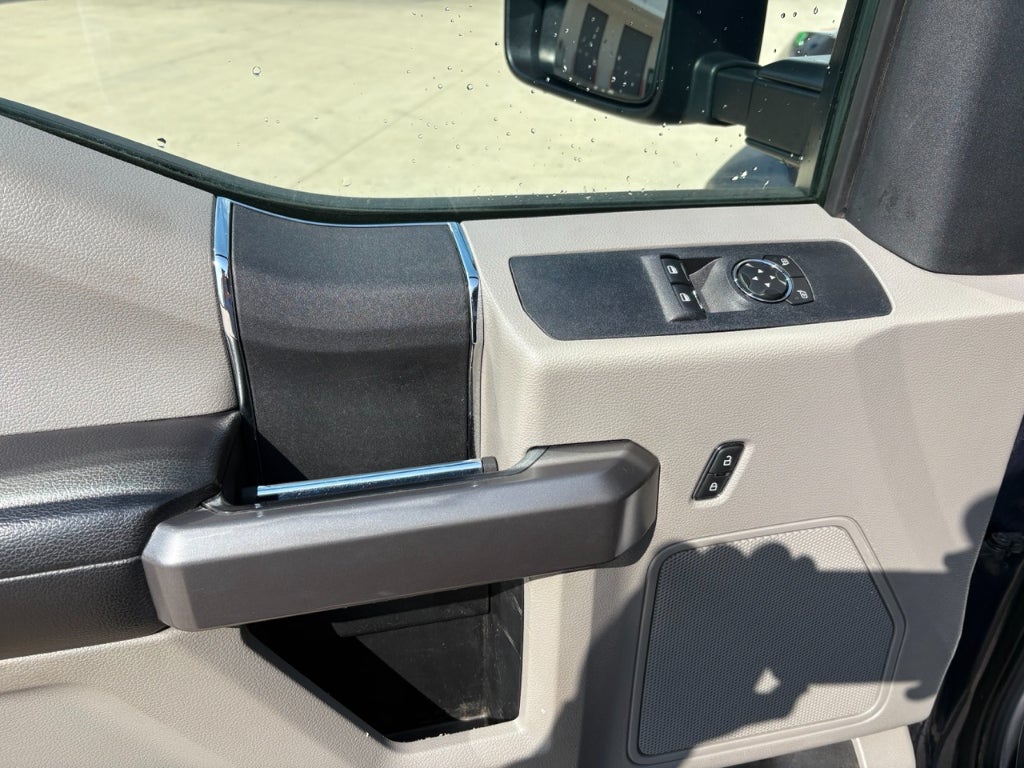 2020 Ford F-550 Super Duty w/ Century 10S Carrier