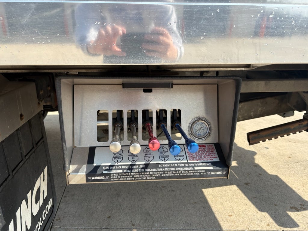 2020 Ford F-550 Super Duty w/ Century 10S Carrier