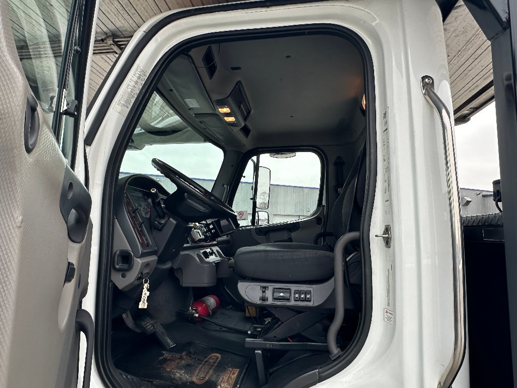 2019 Freightliner M2 106 Medium Duty WITH A CENTURY 30' ALUM 4-CAR