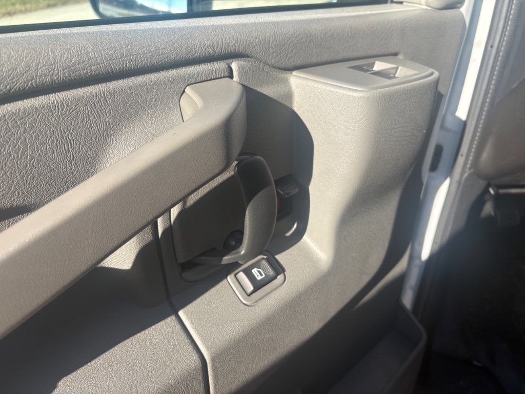 2025 Chevrolet Express 3500 17' Bay Bridge Van Body