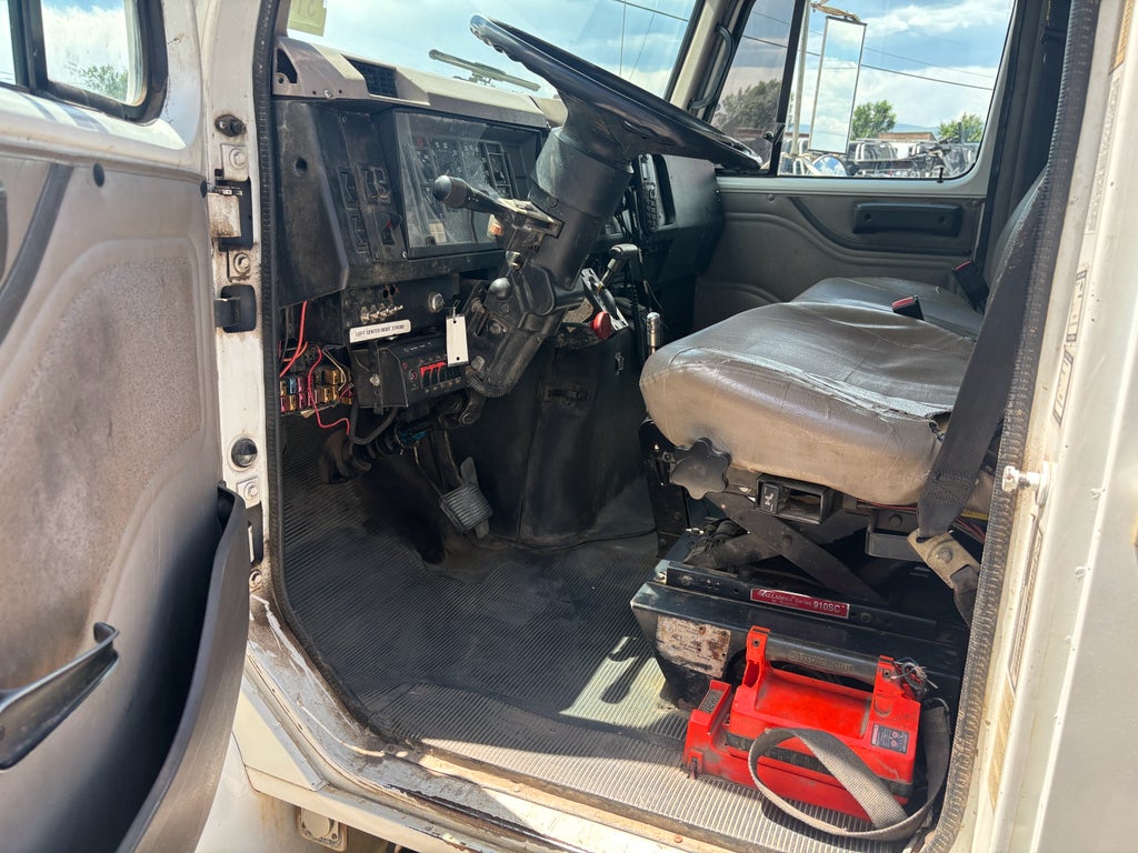 2001 International 4700 MV EC